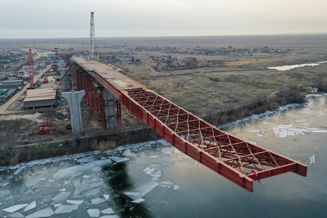 Под Волгоградом начали надвижку пролетов моста через Волго-Донской судоходный канал Под Волгоградом начали надвижку пролетов моста через Волго-Донской судоходный канал