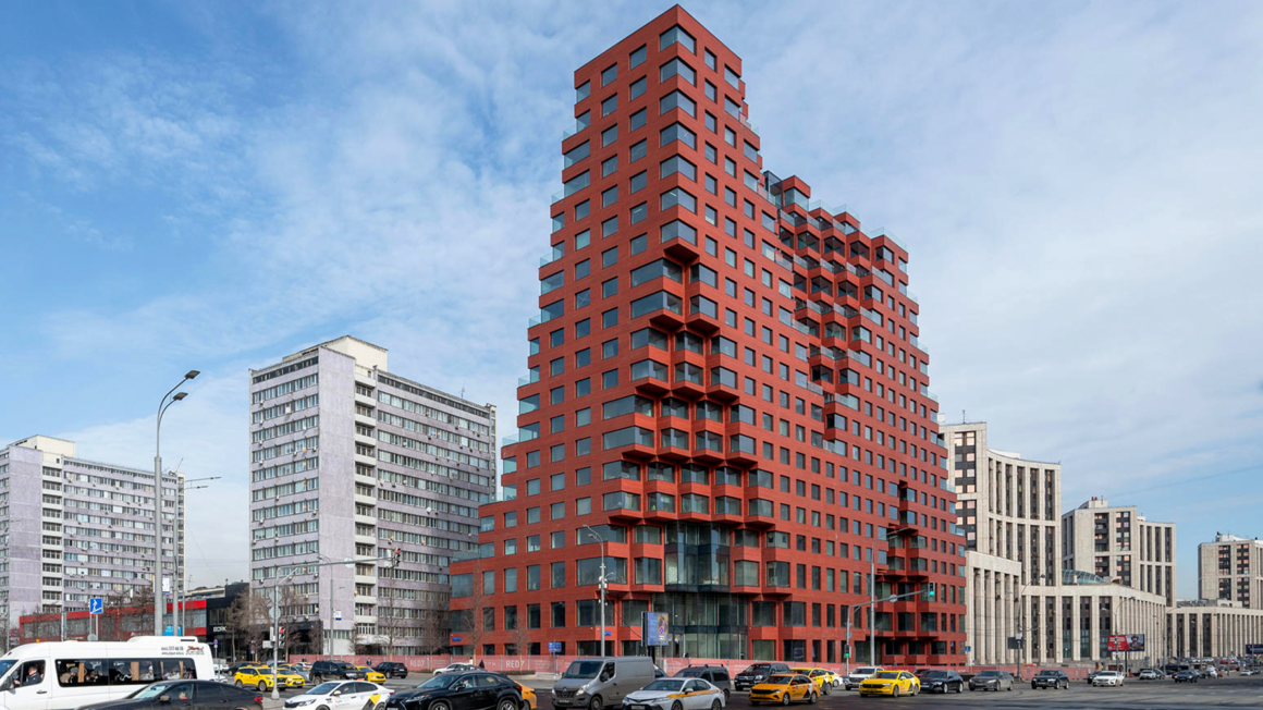 В RED7 приступили к раскрытию стеклянной крыши атриума